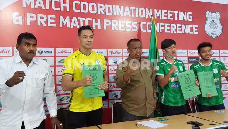 PSMS Medan resmi kontrak dan perkenalkan tiga pemain baru mereka jelang home tournament Liga 2 2020, Senin (31/8/20). Copyright: © Aldi Aulia Anwar/INDOSPORT