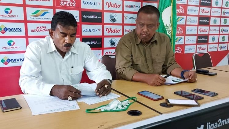 Manajer PSMS Medan, Mulyadi Simatupang (kanan) dan Sekum PSMS, Julius Raja (kiri), saat memberikan klarifikasi terkait isu larangan transfer, Senin (31/08/20). Copyright: © Aldi Aulia Anwar/INDOSPORT