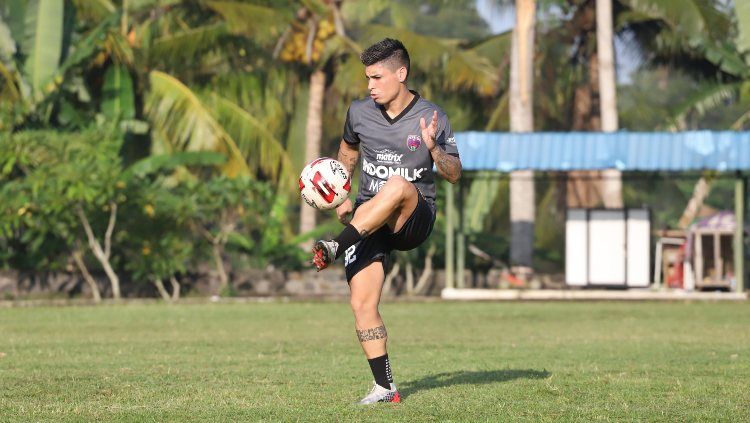 Manajemen Persita Tangerang mulai mencari pemain asing untuk menggantikan tiga nama yakni Eldar Hasanovic, Mateo Bustos, dan Tamirlan Kozubaev. Copyright: © Media Persita