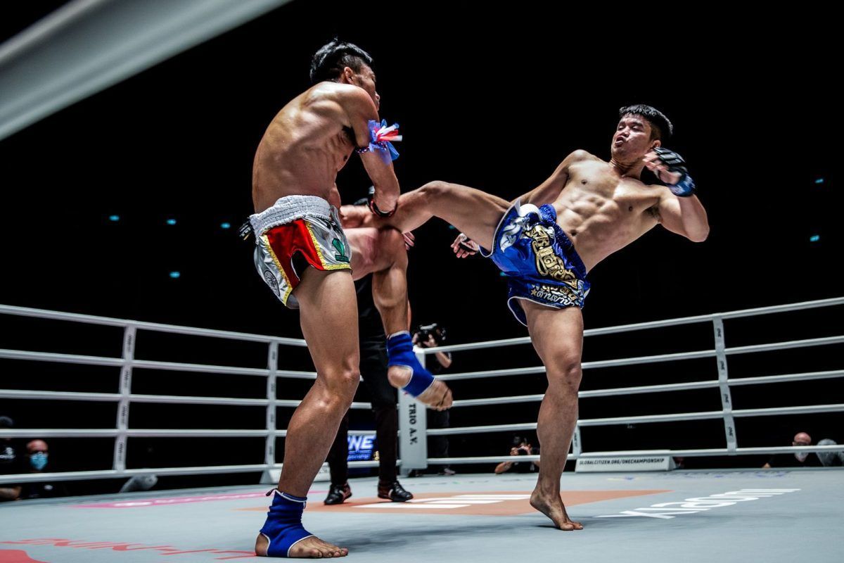 Ilustrasi petarung Mixed Martial Arts (MMA) menendang alat vital lawan. Copyright: © Dok. ONE Championship