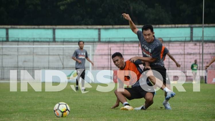 Skuat klub Liga 2 PSMS Medan berlatih di Stadion Teladan, Medan, Selasa (1/9/20) petang. Copyright: © Aldi Aulia Anwar/INDOSPORT