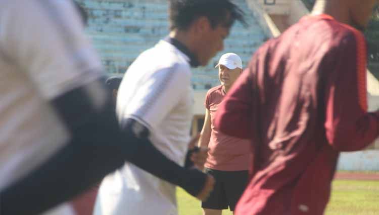 Pelatih klub Liga 1 PSIS Semarang, Dragan Djukanovic membagi porsi latihan untuk pemainnya dengan seimbang antara fisik dan taktik. Copyright: © Media PSIS