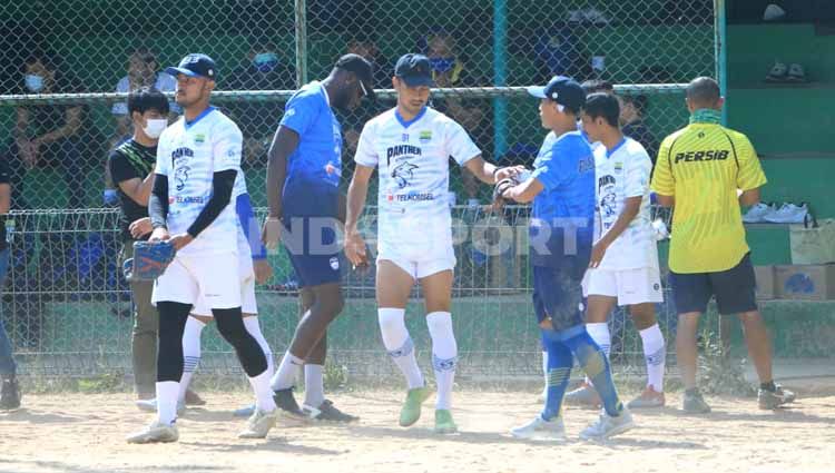 Omid Nazari (tengah) bersama pemain Persib lainnya, saat bermain softball di Lapangan Softball Lodaya, Kota Bandung, Selasa (01/09/2020). Copyright: © Arif Rahman/INDOSPORT