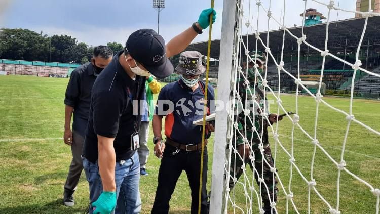 Tim verifikasi PT LIB saat melakukan verifikasi Stadion Teladan, Medan, Rabu (2/9/20) petang. Copyright: © Aldi Aulia Anwar/INDOSPORT