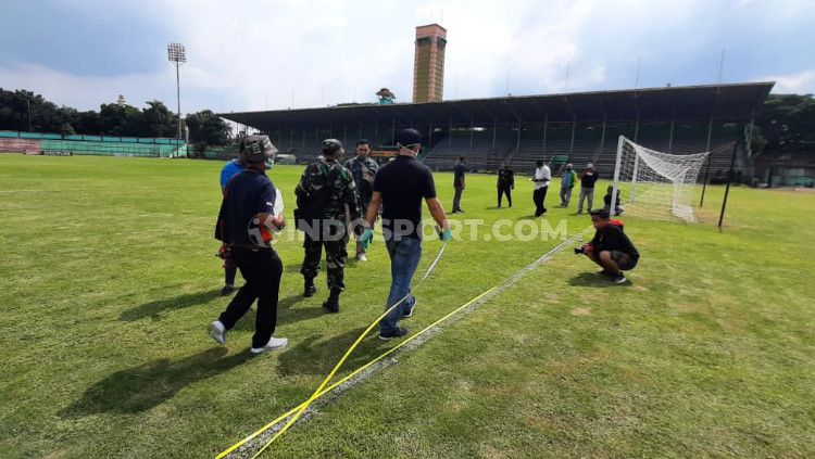 Tim PT LIB saat memverifikasi Stadion Teladan. Copyright: © Aldi Aulia Anwar/INDOSPORT