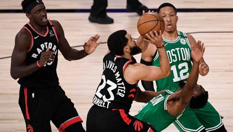 Pertandingan sengit harus dilalui oleh Toronto Raptors dalam game ketiga Playoff Semifinal Wilayah Timur NBA 2019/20 kontra Boston Celtics. Copyright: © Douglas P. DeFelice/Getty Images
