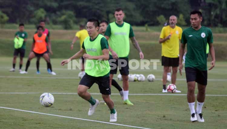 Pemain PSS Sleman, Arthur Irawan melelang sepatu kesayangannya untuk membantu sesama di masa pandemi Covid-19. Copyright: © Ronald Seger Prabowo/INDOSPORT