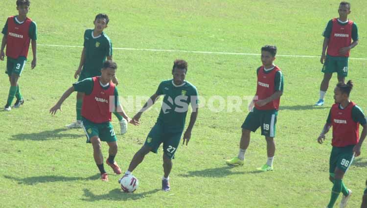 Pelatih tim Liga 1 Persebaya Surabaya, Aji Santoso, mengaku tengah mempersiapkan internal game yang akan digelar akhir pekan ini. Copyright: © Fitra Herdian/INDOSPORT