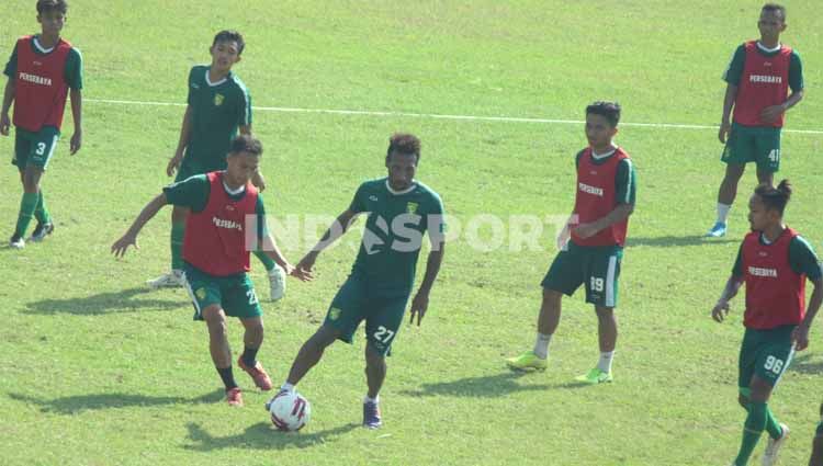 Klub Liga 1 Persebaya Surabaya kembali menggelar latihan rutin di Stadion Pusaka Karangan, Wiyung, Surabaya. Copyright: © Fitra Herdian/INDOSPORT