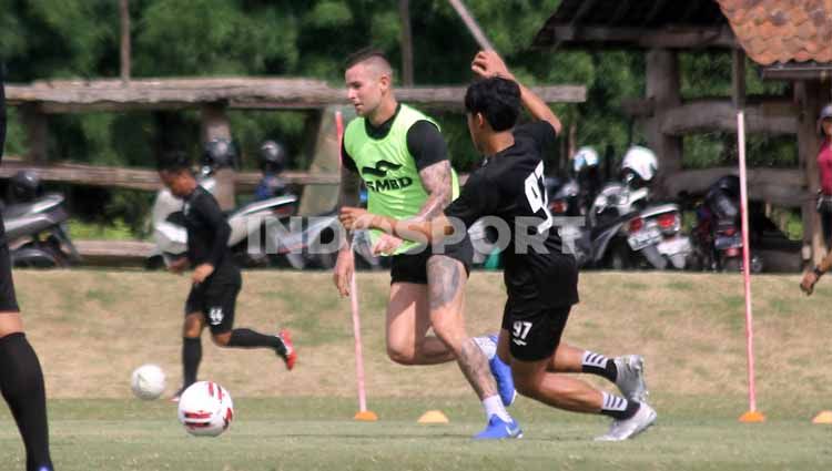 PSS Sleman sukses mempertahankan 100 persen pemain di Liga 1 musim ini, termasuk legiun asingnya, Aaron Evans. Copyright: © Ronald Seger Prabowo/INDOSPORT