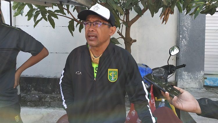 Pelatih klub Liga 1 Persebaya Surabaya, Aji Santoso mengaku menantikan hasil pertemuan antara PSSI, PT LIB, dan Polri. Copyright: © Fitra Herdian/INDOSPORT