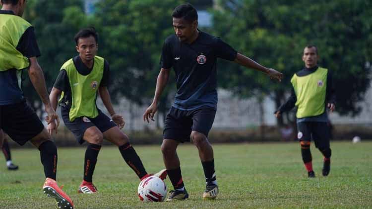 Keputusan diterapkannya kembali Pembatasan Sosial Berskala Besar (PSBB) di Jakarta berimbas ke Persija Jakarta. Copyright: © khairul imam/persija