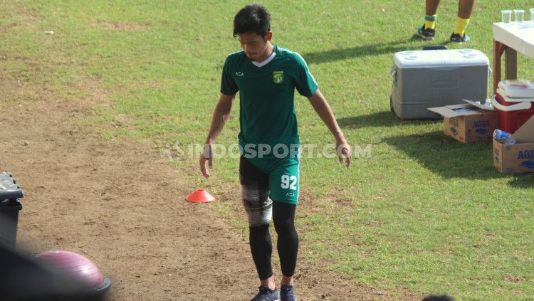 Bayu Nugroho harus berlatih terpisah karena cedera. Copyright: © Fitra Herdian/INDOSPORT