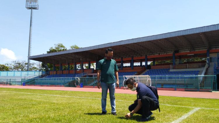 PT LIB memverifikasi Stadion Wijayakusuma, markan klub Liga 2 PSCS Cilacap. Copyright: © Dok. PSCS Cilacap