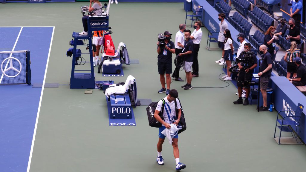 Novak Djokovic pergi meninggalkan  USTA Billie Jean King National Tennis Center usai didiskualifikasi di US Open Copyright: © Al Bello/Getty Images