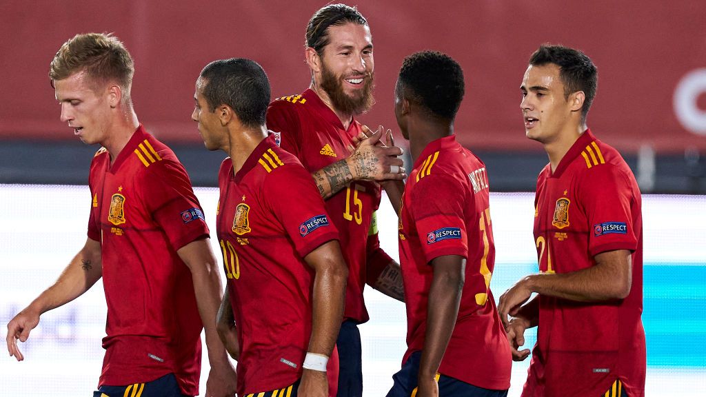 Kapten Spanyol, Sergio Ramos melakukan selebrasi usai Ansu Fati mencetak gol ke gawang Ukraina Copyright: © Diego Souto/Quality Sport Images/Getty Images