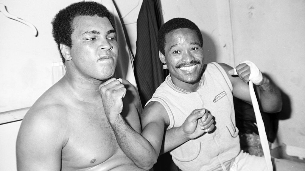 Muhammad Ali saat bersama Wilfred Benitez, peraih gelar juara dunia termuda yang sesungguhnya dan bukan Mike Tyson. Copyright: © The Ring Magazine via Getty Images
