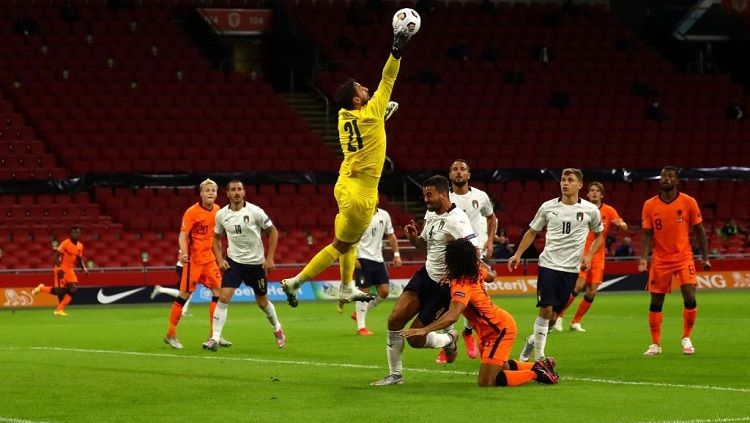 Gianluigi Donnarumma melakukan penyelamatan di laga UEFA Nations League antara Italia vs Belanda. Copyright: © twitter @@AC_MilanFR