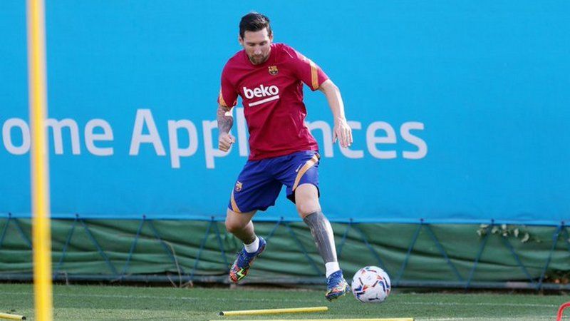 Lionel Messi akhirnya menyatakan siap bertanggung jawab atas huru-hara yang dia ciptakan di Barcelona selama bursa transfer musim panas 2020 ini. Copyright: © twitter.com/FCBarcelona