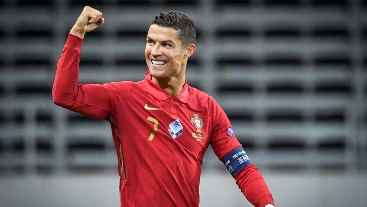 Selebrasi Cristiano Ronaldo usai mencetak gol ke gawang Swedia dalam laga UEFA Nations League, Selasa (8/9/20). Copyright: © Twitter UEFA