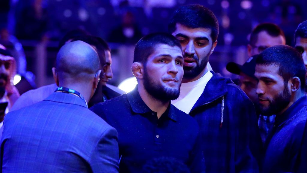 Mantan petarung UFC, Khabib Nurmagomedov, mencuri perhatian saat merayakan Idulfitri di kota Suci Makkah. Copyright: © Richard Heathcote/Getty Images