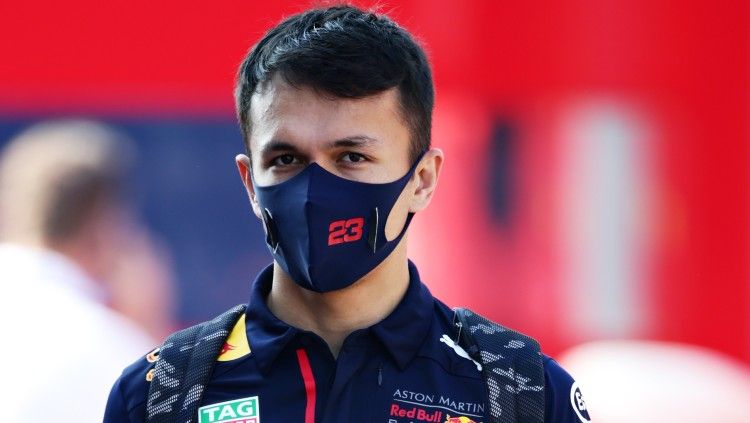 Pembalap Red Bull Racing, Alexander Albon, membuat bangga negaranya Thailand usai berhasil naik podium untuk pertama kalinya di Formula 1 Tuscan. Copyright: © Peter Fox/Getty Images