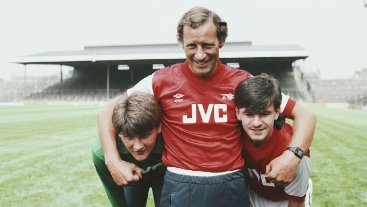 Mantan Pelatih Arsenal, Terry Neill. Copyright: © Murrell/Allsport/Getty Images/Hulton Archive