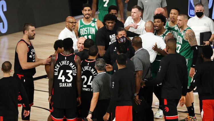 Laga NBA Toronto Raptors vs Boston Celtics yang nyaris diwarnai baku hantam. Copyright: © Mike Ehrmann/Getty Images
