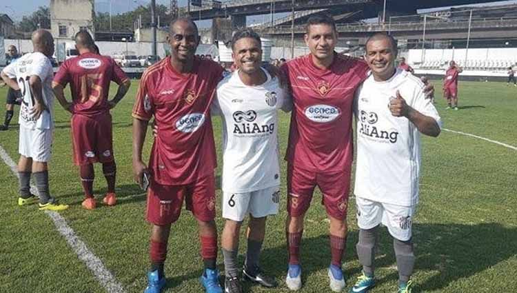 Joao Carlos (ketiga dari kiri) mengaku memiliki tekad kuat untuk kembali sebagai pelatih masa depan Arema, lantaran tak bisa melupakan perjalanan kariernya yang bergelimang. Copyright: © Dok. Joao carlos