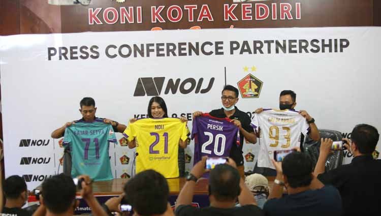 Persik memperkenalkan aparel anyar jelang Liga 1. Copyright: © MO Persik Kediri