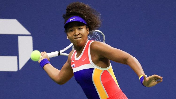 Petenis asal Jepang, Naomi Osaka memutuskan untuk mundur dari turnamen tenis Prancis Terbuka 2020 setelah mengalami cedera hamstring. Copyright: © Al Bello/Getty Images