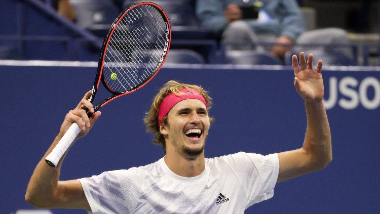 Petenis asal Jerman, Alexander Zverev, mengalami nasib sial. Tidak hanya gagal juara di AS Terbuka 2020, orang tuanya pun dikabarkan positif virus corona. Copyright: © Al Bello/Getty Images