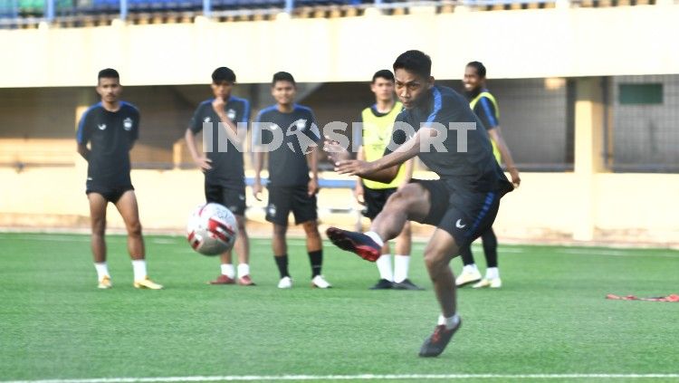 Pemain PSIS, Soni Setiawan ketika melakukan latihan shooting di Stadion Citarum pada Jumat (11/09/20) sore. Copyright: © Alvin Syaptia Pratama/INDOSPORT