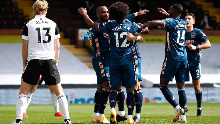 Skuat Arsenal merayakan gol Alexandre Lacazette ke gawang Fulham pada laga perdana Liga Inggris 2020/21, Sabtu (12/09/20). Copyright: © Paul Childs - Pool/Getty Images