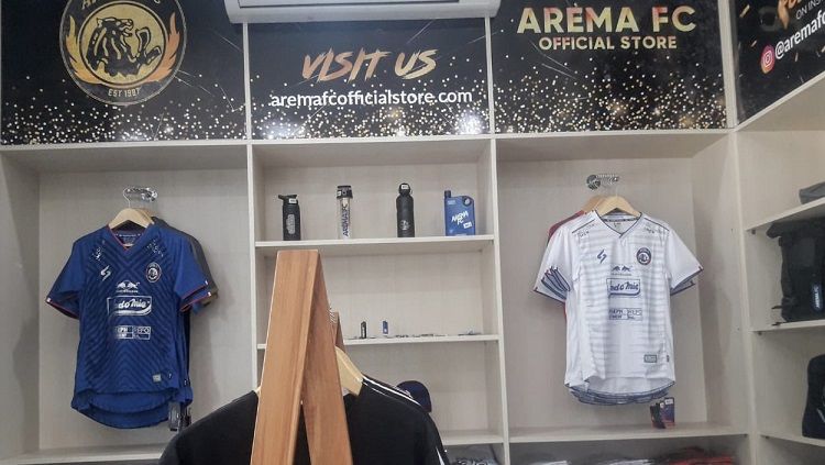 Beberapa produk Arema FC Store di Outlet Malang Strudle. Copyright: © Ian Setiawan/INDOSPORT
