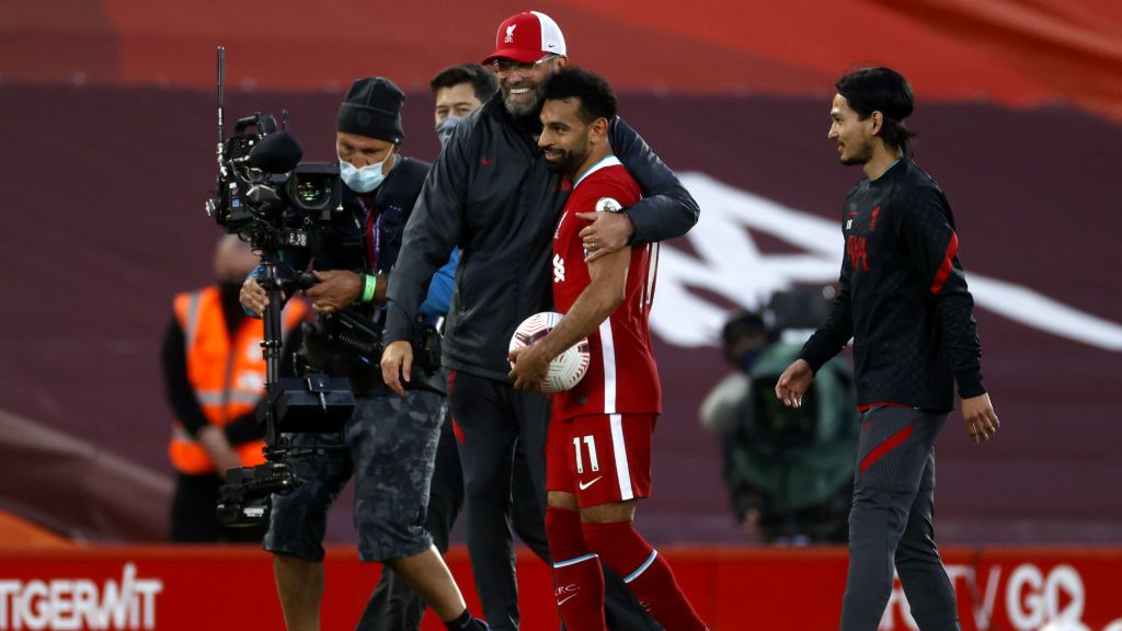 Pelatih Liverpool, Jurgen Klopp memeluk Mohamed Salah. Copyright: © Phil Noble/PA Images via Getty Images