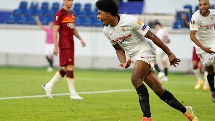 Bek muda Sevilla, Jules Kounde diminati Barcelona dan Manchester United. Copyright: © instagram.com/jkeey4