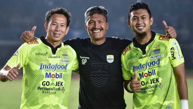 Pelatih Persib Bandung, Robert Rene Alberts, mengucapkan terima kasih kepada Gatot Prasetyo, yang sudah membantunya  mengisi posisi pelatih penjaga gawang. Copyright: © Persib Bandung