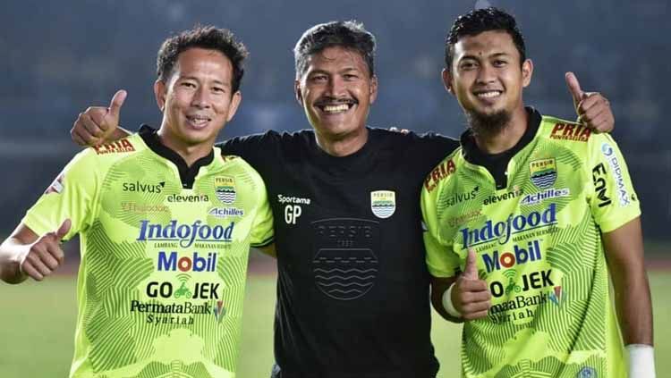 Direktur PT Persib Bandung Bermartabat (PBB), Teddy Tjahyono memastikan Gatot Prasetyo (tengah) untuk sementara waktu akan mengisi posisi pelatih penjaga gawang di tim. Copyright: © Persib Bandung