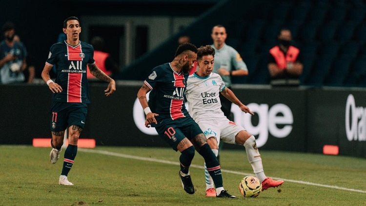 Bintang PSG, Neymar Jr, berupaya merebut bola dari kaki pemain Marseille dalam laga Ligue 1 Prancis, Minggu (13/9/20). Copyright: © Twitter Ligue 1