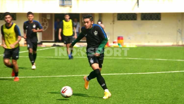 Pemain tengah PSIS Semarang, Septian David Maulana kembali berlatih dengan rekan-rekannya usai minggu lalu sempat diterpa cedera ringan. Copyright: © Alvin Syaptia/INDOSPORT