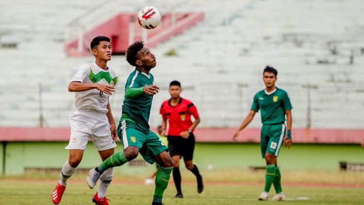 Patrich Wanggai dipilih Aji Santoso sebagai striker pada uji coba melawan PON Jatim Copyright: © Official Persebaya