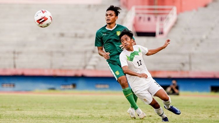 Aji Santoso menjajal posisi Rachmat Irianto (Rian) sebagai bek kiri pada saat laga uji coba lawan PON Jatim. Copyright: © Media Persebaya