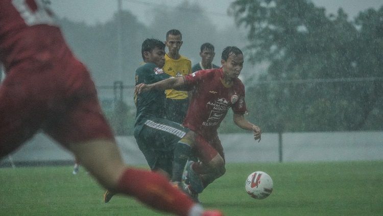 Pemain Persija, Novri Setiawan, menggiring bola dalam laga uji coba kontra Tira-Persikabo, Selasa (15/9/20). Copyright: © Media Persija