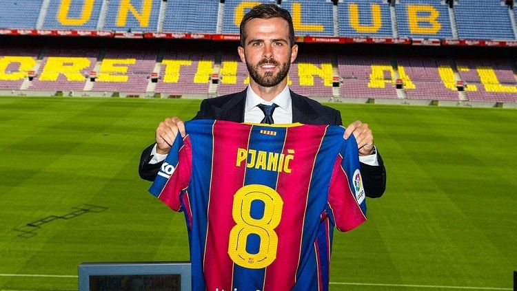 Gelandang anyar Miralem Pjanic resmi menggunakan nomor punggung 8 di Barcelona. Copyright: © Twitter Barcelona