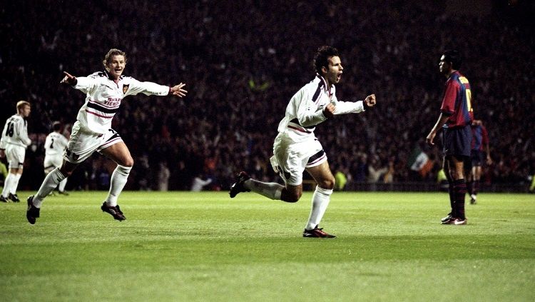 Ryan Giggs berlari merayakan gol pembuka ke gawang Barcelona dalam pertandingan Liga Champions, 16 September 1998. Copyright: © Twitter Manchester United