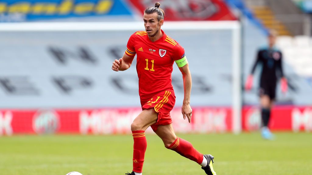 Gareth Bale meneruskan catatan buruk yang dimiliki oleh pemain Real Madrid di gelaran Euro usai eksekusi penaltinya melenceng jauh dan gagal menemui sasaran. Copyright: © David Davies/PA Images via Getty Images