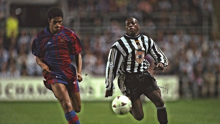 Aksi striker legendaris Newcastle United, Faustino Asprilla, dalam laga Liga Champions versus Barcelona, 17 September 1997. Copyright: © Newcastle United