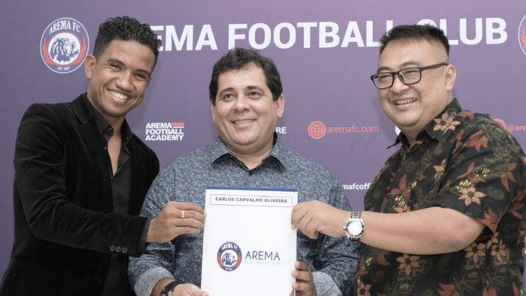 Arema FC akhirnya meresmikan status Carlos Carvalho De Oliveira, sebagai pelatih baru. Copyright: © Media Officer Arema FC