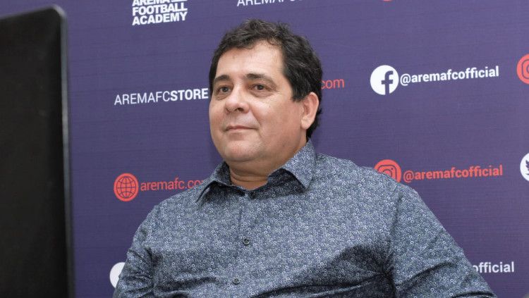 Carlos Carvalho menyerahkan sepenuhnya kepada manajemen Arema FC, perihal perekrutan komposisi pemain asing pada lanjutan Liga 1. Copyright: © Media Officer Arema FC